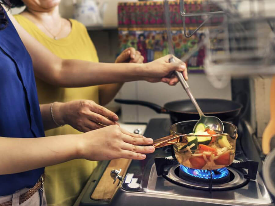 親子で料理をしている光景