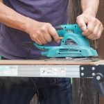 電動サンダーを使う人