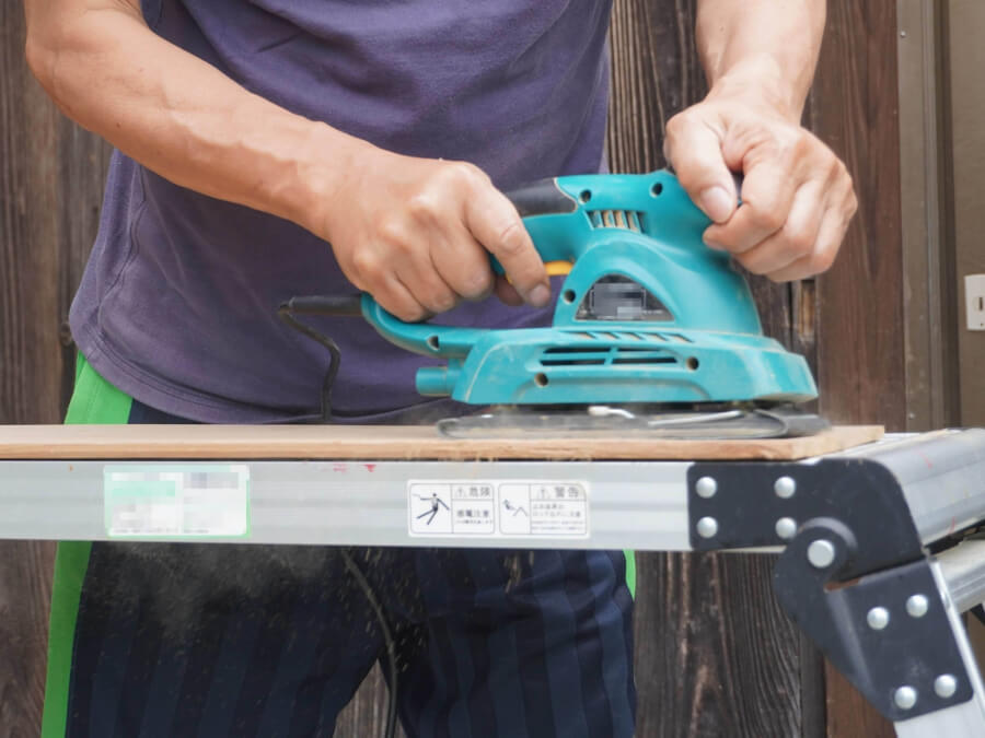 電動サンダーを使う人