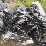 黒いバイクを洗車する