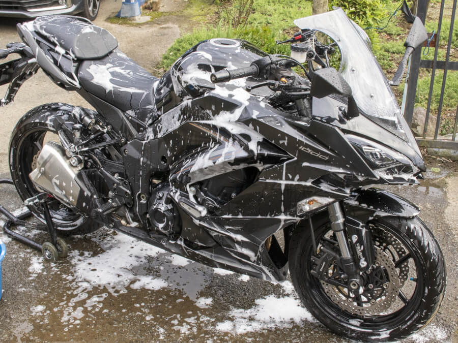 黒いバイクを洗車する